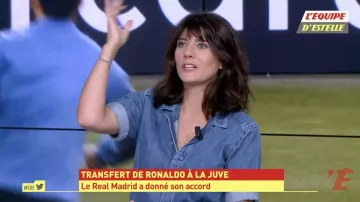 La camiseta vaquera de Estelle Denis en el equipo de Estelle el 10 de julio de 2018