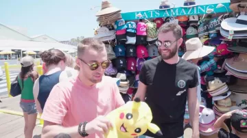 La casquette basic cap Pikachu de Squeezie dans la vidéo "On roule en Harley Davidson (Vlog Los Angeles 1)"