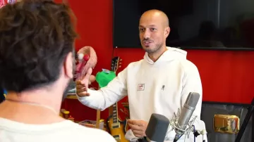 La sudadera blanca "Japón" que Reyes lució carlito en su video "Concurso de anécdotas #4 vs Michaël Youn & Vincent Desagnat"