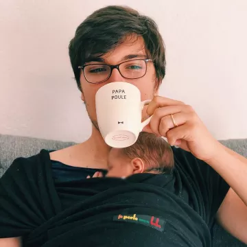 La taza "papa poule" de la marca Emoi-Emoi del marido de Léa Coffrant aka Jenesuispasjolie en Instagram