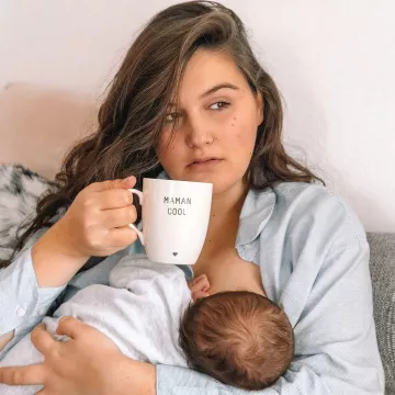 La taza Maman poule de la marca Emoi-Emoi de Léa Coffrant aka Jenesuispasjolie en Instagram