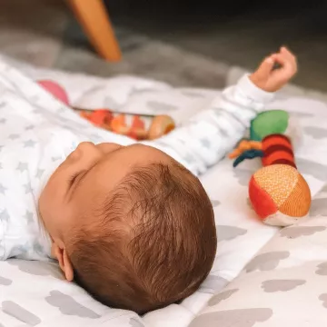 La alfombra de despertar de la nube blanca PuckdaddyShop por Léa Coffrant aka Jenesuispasjolie en la floristería en Instagram