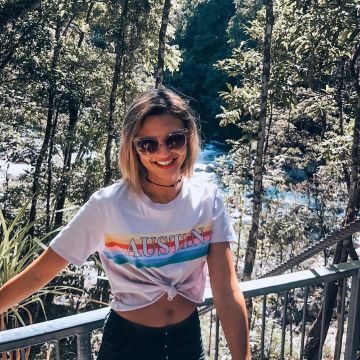 Le t-shirt crop top noué sur le devant porté par l'influenceuse et youtubeuse française Tatiana aka Tinkabebeauty sur son compte Instagram