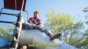 Les chaussures de Maxenss (Maxence Laperouse) dans le video clip "Freestyle de potes" de Squeezie