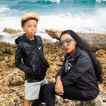 Gafas de sol de pedrería negra Gucci GG0234S de Monica Brown en su cuenta de Instagram