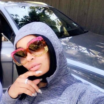 Las gafas de sol oversize cuadradas rosas y doradas de Blac Chyna en su cuenta de Instagram