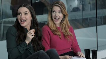 Suéter de cachemira rosa de Sutton Brady (Meghann Fahy) en The Bold Type S02E01