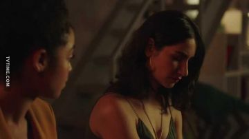 Les boucles d'oreilles d'Adena El-Amin (Nikohl Boosheri) dans The Bold Type S02E06