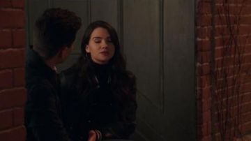 La veste bomber varsity noire de Jane Sloan (Katie Stevens) dans The Bold Type S02E06