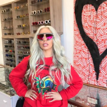 Sunglasses oversize rhinestones Gucci Jazmin The Great in a store optics on Instagram