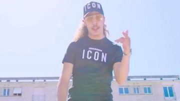 The black T-Shirt Dsquared2 Icon black Dinaz in his Video clip "Represent"