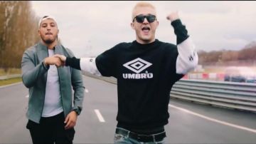 Le sweatshirt Umbro x Avnier noir et blanc porté par Vald dans le clip Valise de Hornet la frappe
