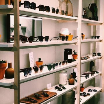 Las gafas de sol transparentes de Marc Jacobs mostradas por Léa Coffrant aka Jenesuispasjolie en una óptica en Instagram