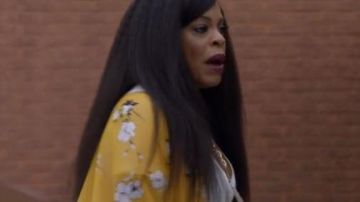 Yellow floral print kimono worn by Desna Simms (Niecy Nash) as seen in Claws S01E05