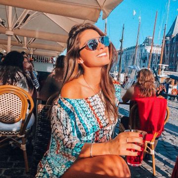 Les lunettes de soleil clips Pierre Cardin portées par Gabriella Lenzi en terrasse sur Instagram