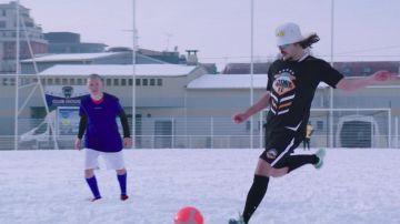 Lorenzo porte un t-shirt Cosmik FC porté par dans son clip Carton Rouge