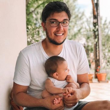 Las gafas Maxmara del marido de Léa Coffrant aka Jenesuispasjolie en Instagram