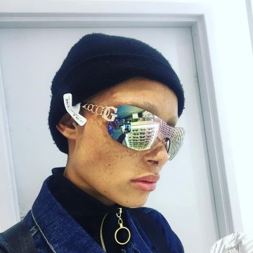 Gafas de sol efecto espejo de Adwoa Aboah en su cuenta de Instagram