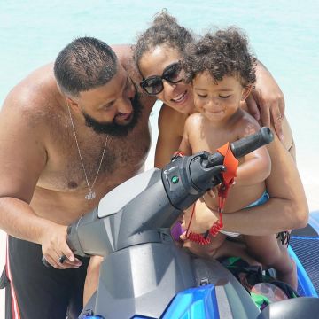 Les lunettes de soleil noires oversize portée par la mère de Asahd Khaled vus sur son instagram