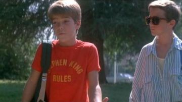 Le t-shirt rouge "Stephen King rules" que porte Sean Crenshaw (André Gower) dans The Monster Squad