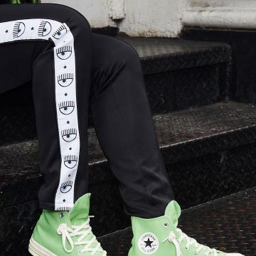 Le pantalon de survêtement "Logomania" by Chiara Ferragni sur le compte Instagram @converse