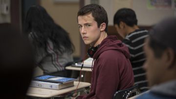 The sweatshirt hoody bordeaux Clay Jensen (Dylan Minnette) in 13 Reasons Why S02E13