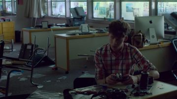 The Apple iMac computer in 13 Reasons Why S02E01