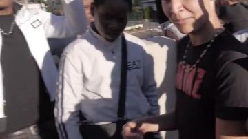 La chaqueta blanca con cremallera Armani EA7 en el clip "Different" de PNL