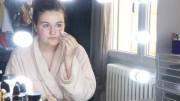 L'anti cernes couvrance totale Clinique 'Beyond Per­fec­ting' de Léa Coffrant (Je ne suis pas jolie) dans sa video "Get Ready Maman & Bébé"
