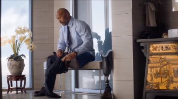 La chemise bleue clair portée par Will Sawyer (Dwayne Johnson) dans Skyscraper