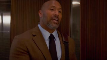 La cravate bordeaux foncée que porte Will Sawyer (Dwayne Johnson) dans Skyscraper