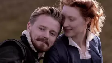 La veste boléro bleue navy de Mary Stuart (Saoirse Ronan) dans le trailer du film Mary Queen of Scots