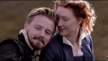 chaqueta azul marino bolero usada por Mary Stuart (Saoirse Ronan) como se ve en el tráiler de la película Mary Queen of Scots