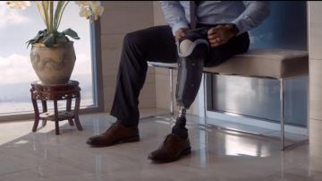 Les chaussures de ville marrons à lacets portées par Will Sawyer (Dwayne Johnson) dans Skyscraper