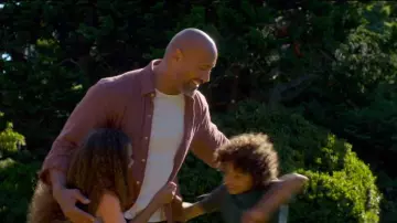 The cotton shirt bordeaux red that door Will Sawyer (Dwayne Johnson) in Skyscraper