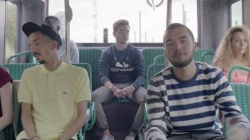 Le polo Lacoste jaune porté par Bigflo dans le clip "Dommage" de Bigflo & Oli