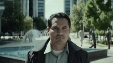 La chemise grise portée par Peter (Michael Pena) dans Extinction
