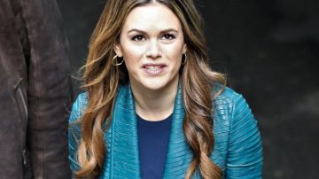 The leather jacket at Guess wear by Sam Swift (Rachel Bilson) in the Take Two S01E01