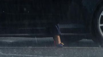 Violet Pompe porté par Emily Nelson (Blake Lively) comme on le voit dans Une Simple Faveur