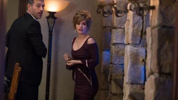 The dress bordeaux Sam Swift (Rachel Bilson) in the Take Two S01E01