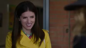 Le trench coat jaune de Stephanie Ward (Anna Kendrick) dans L'ombre d'Emily