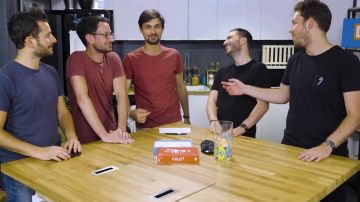 The red t-shirt in the video YouTube Lolywood VS Peter Croce (and Benjamin Verrecchia)