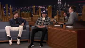 Las zapatillas Adidas blancas de Robert Pattinson en The Tonight Show con Jimmy Fallon