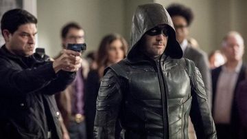 La réplique du costume cosplay de Oliver Queen aka Green Arrow (Stephen Amell) dans Arrow S06E02