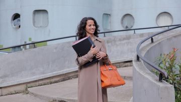 Bolso de piel hermès naranja de Sophia Aram en Neuilly su madre su madre