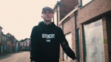 Le sweatshirt Givenchy noir logo destroyed porté par Vald dans le clip "Valise" d'Hornet la frappe