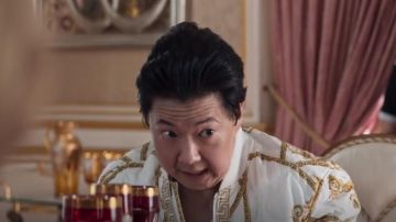 The jacket silk bomber Versace, Ken Jeong in Crazy rich asians