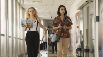 The printed shirt parrots of Mila Kunis in The spy who me has dropped