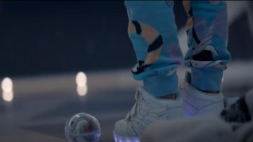 Les baskets ailées à semelles LED de Meiying dans En aux troubles (The Meg)