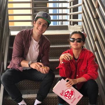 La veste en jean rouge Mina Cor­du­roy portée par Selena Gomez sur son compte Instagram